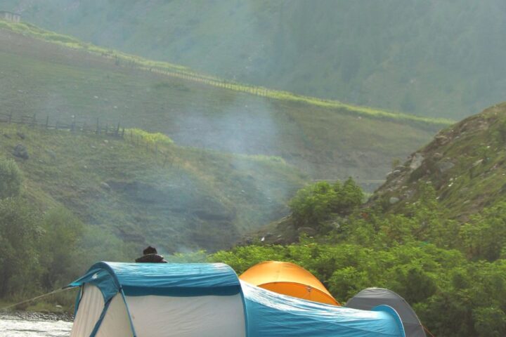 山と湖のそばにテントを張ったキャンプのイメージ