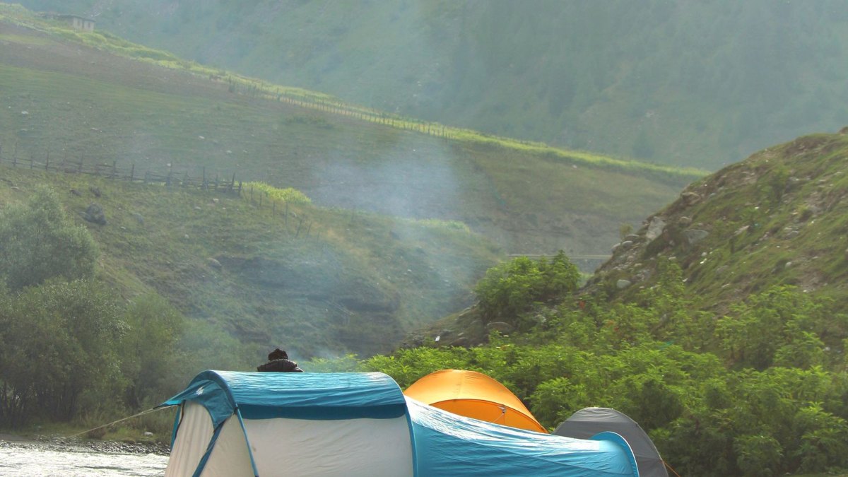 山と湖のそばにテントを張ったキャンプのイメージ