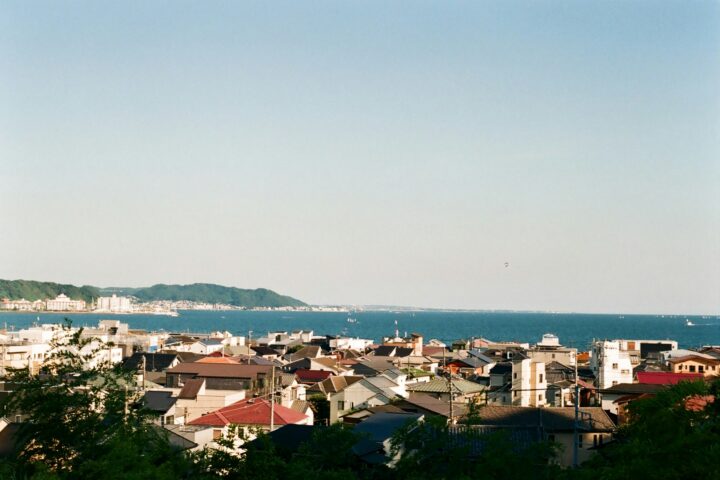 高台から見下ろす、海沿いの街並みと住宅