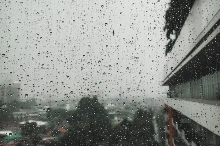 雨の日の窓のイメージ