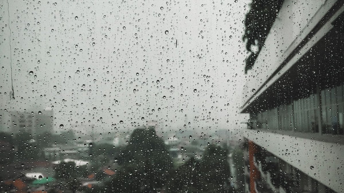 雨の日の窓のイメージ