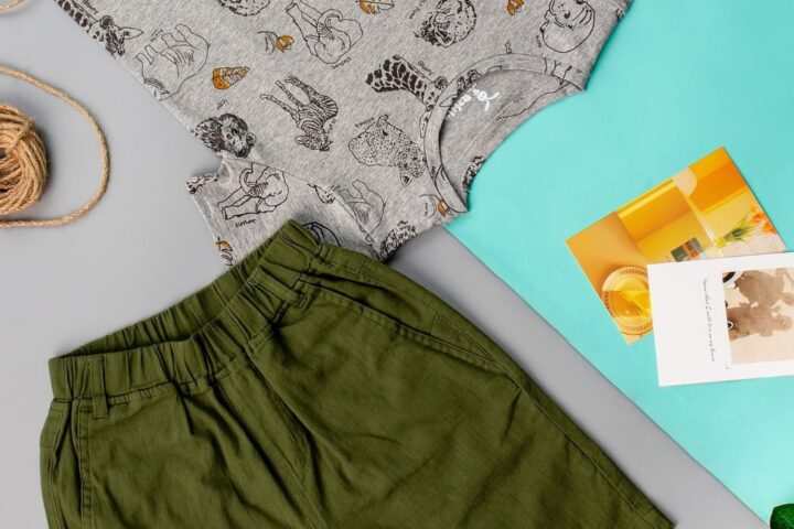 ベビー服やおくるみなど出産準備品を並べたイメージ