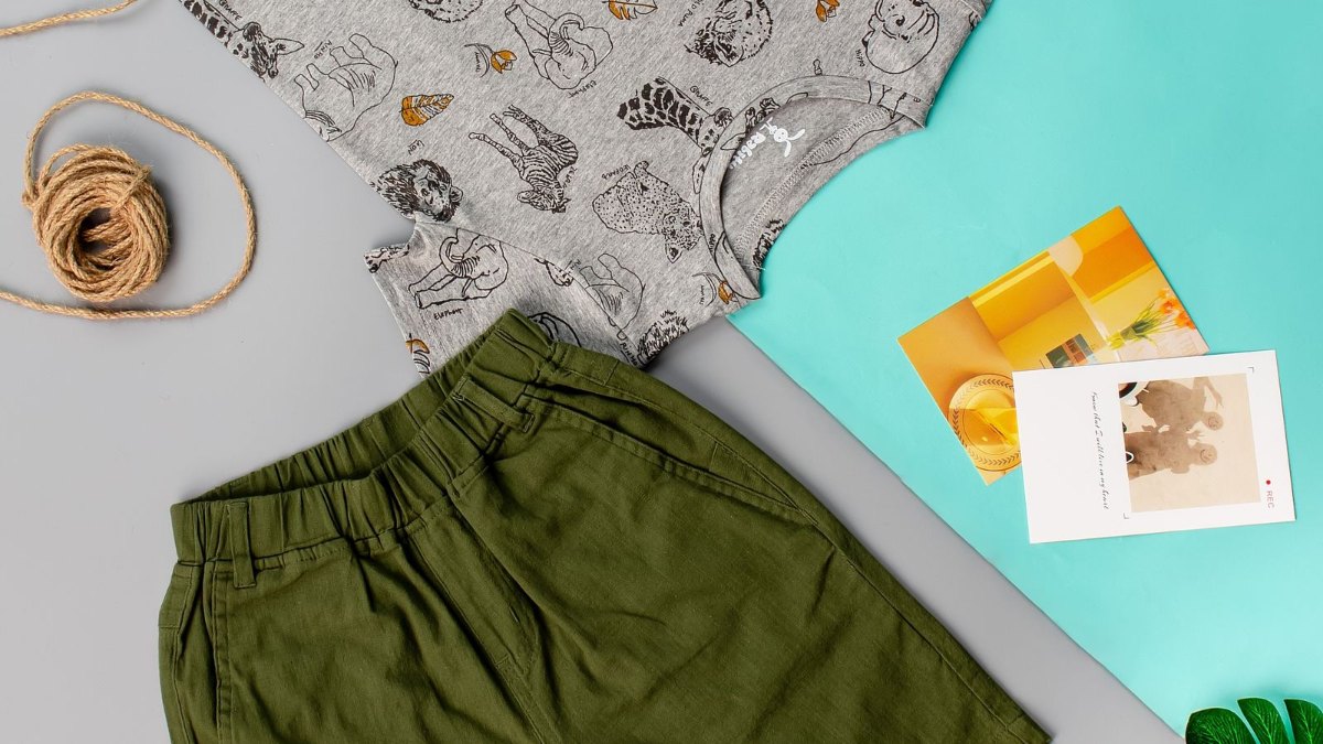 ベビー服やおくるみなど出産準備品を並べたイメージ