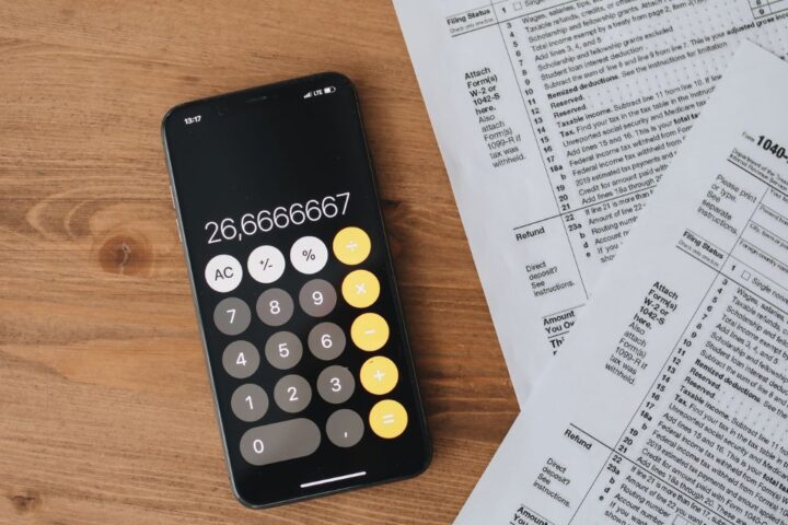 税金の書類と電卓のイメージ
